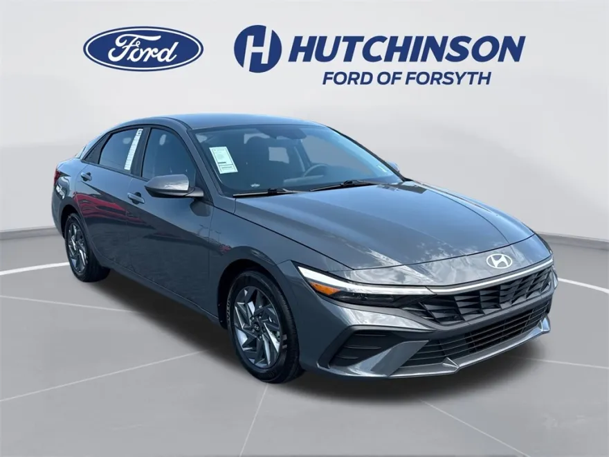 2024 Hyundai Elantra SEL photo 1