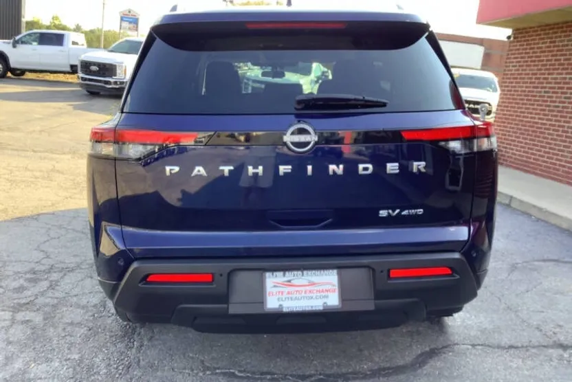 2022 Nissan Pathfinder SV photo 1