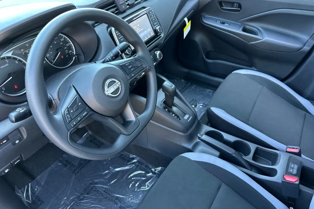 2025 Nissan Versa 1.6 S photo 1