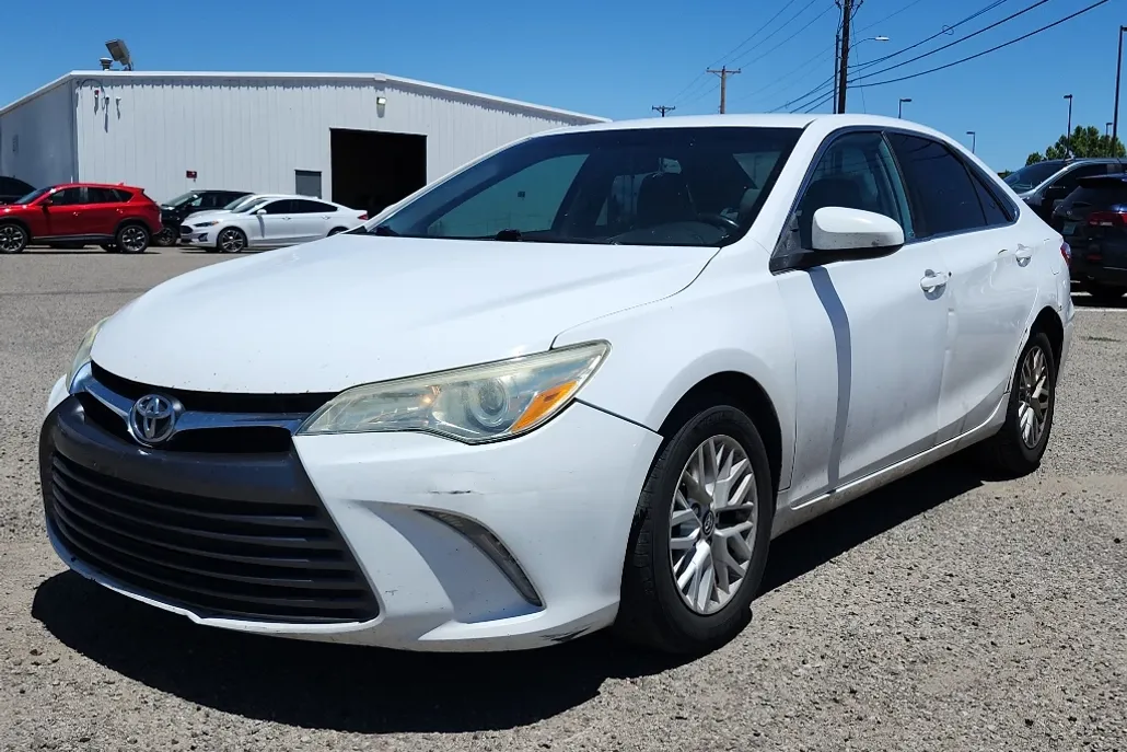 2016 Toyota Camry LE photo 1