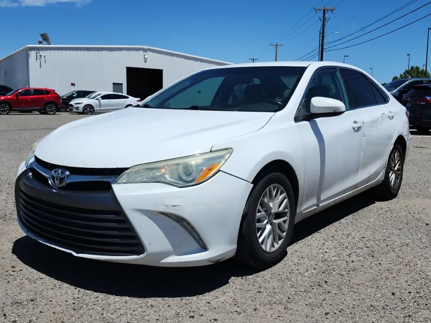 2016 Toyota Camry LE photo 1