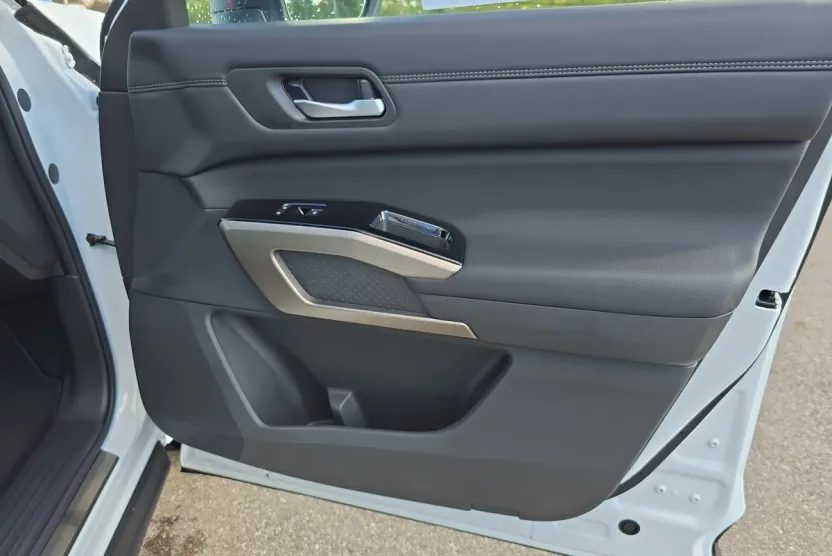 2025 Nissan Pathfinder Platinum photo 1