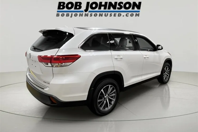 2019 Toyota Highlander SE photo 1