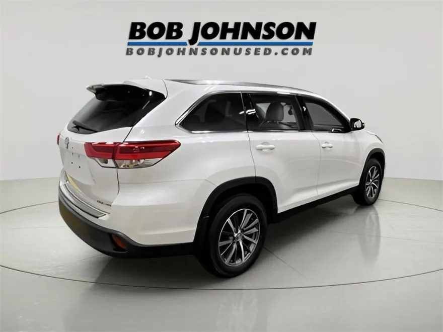 2019 Toyota Highlander SE photo 1