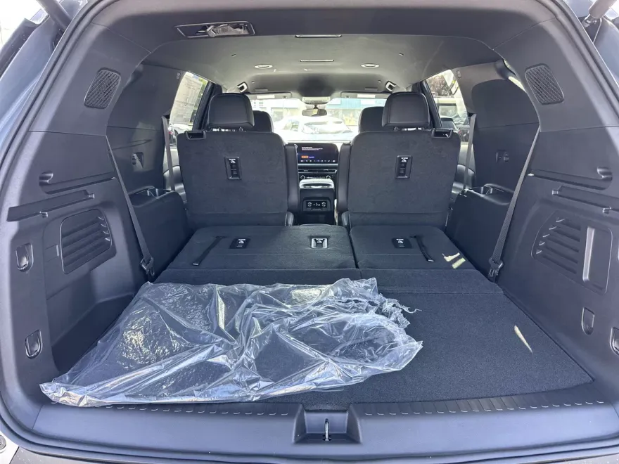 2025 Chevrolet Traverse photo 1