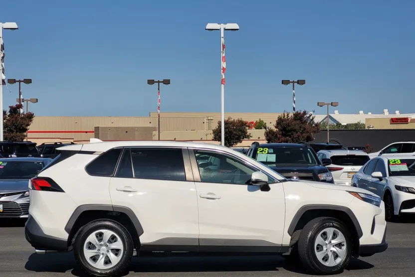 2023 Toyota RAV4 LE photo 1