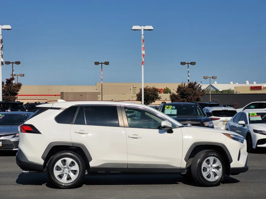 2023 Toyota RAV4 LE photo 1