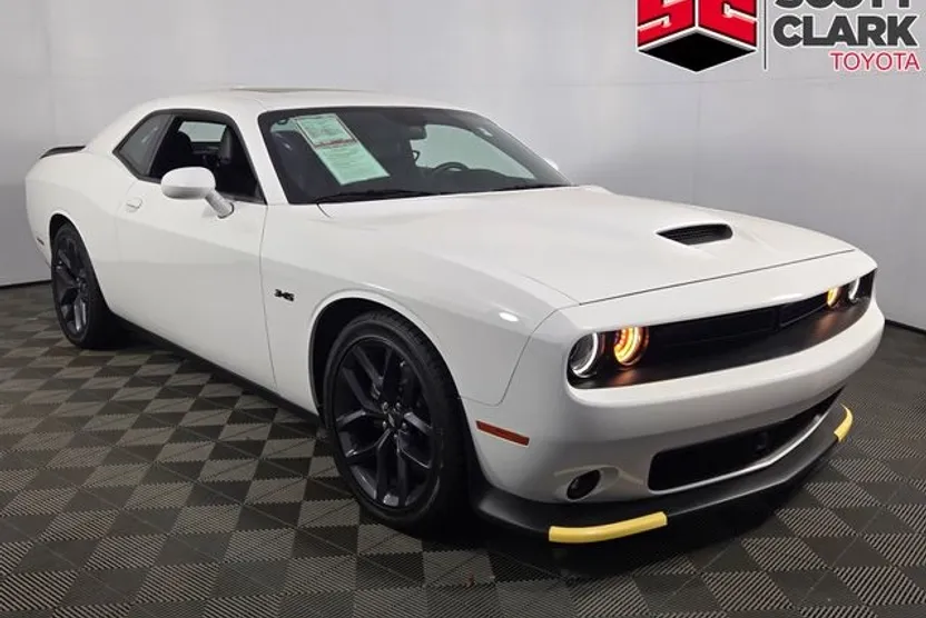 2023 Dodge Challenger R/T photo 1