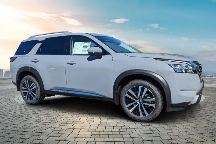 2025 Nissan Pathfinder Platinum photo 1