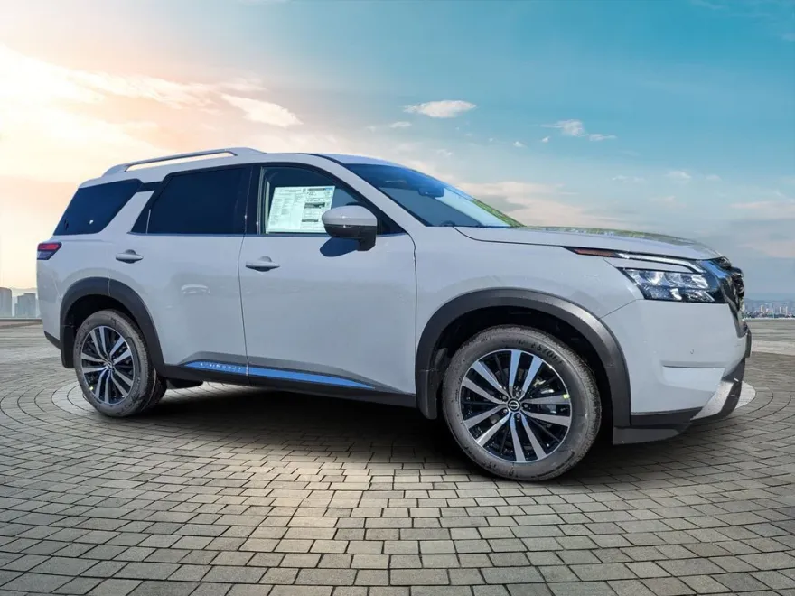 2025 Nissan Pathfinder Platinum photo 1