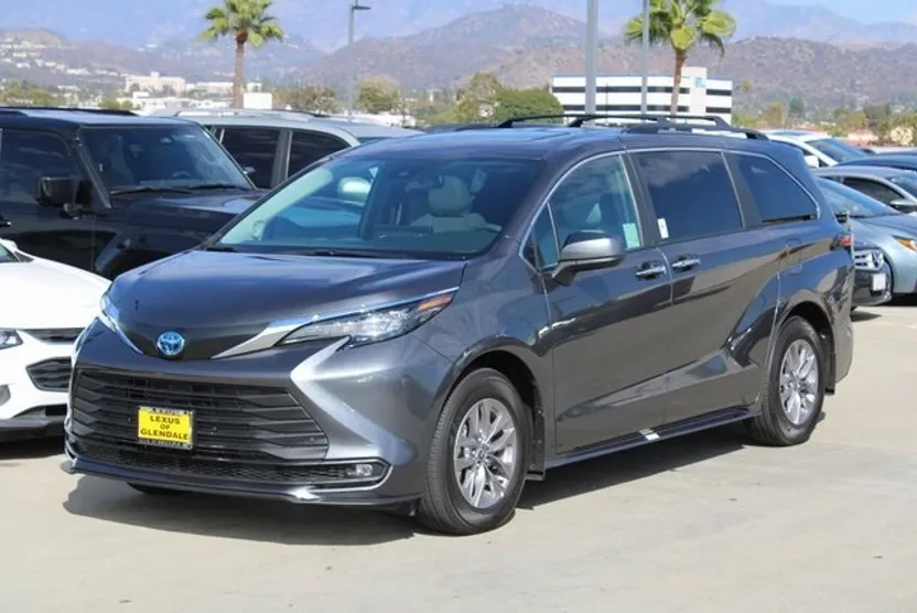 2025 Toyota Sienna XLE photo 1