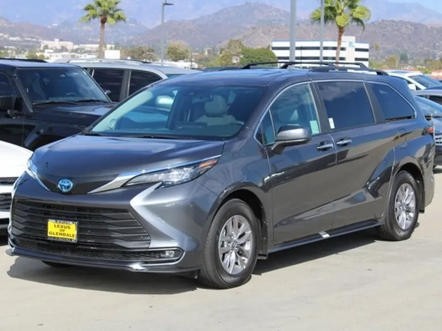 2025 Toyota Sienna XLE photo 1