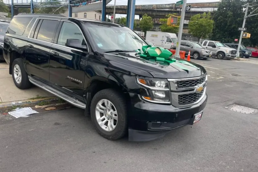 2015 Chevrolet Suburban LT photo 1