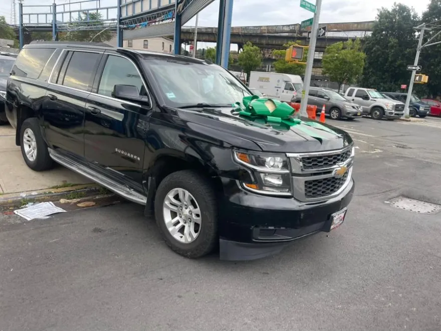 2015 Chevrolet Suburban LT photo 1