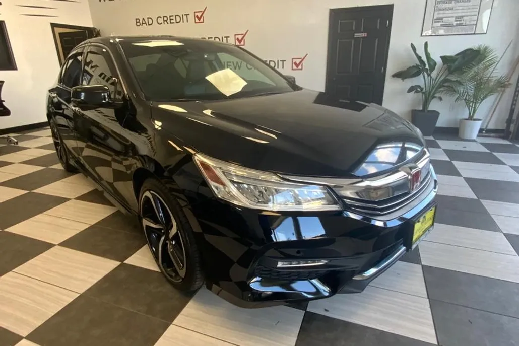 2017 Honda Accord Touring photo 1