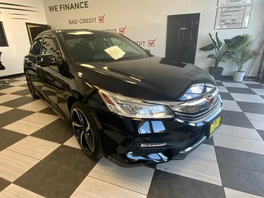 2017 Honda Accord Touring photo 1