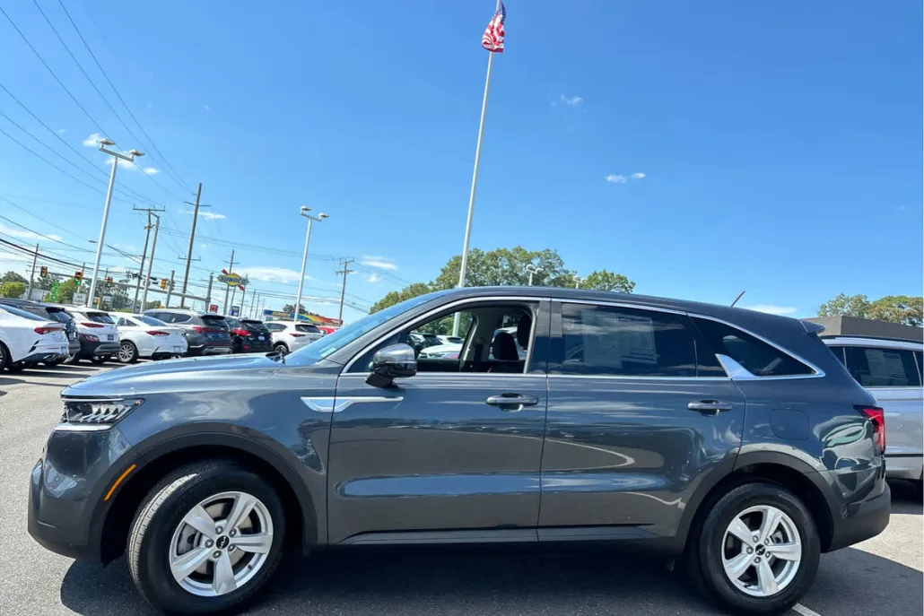 2023 Kia Sorento LX photo 1