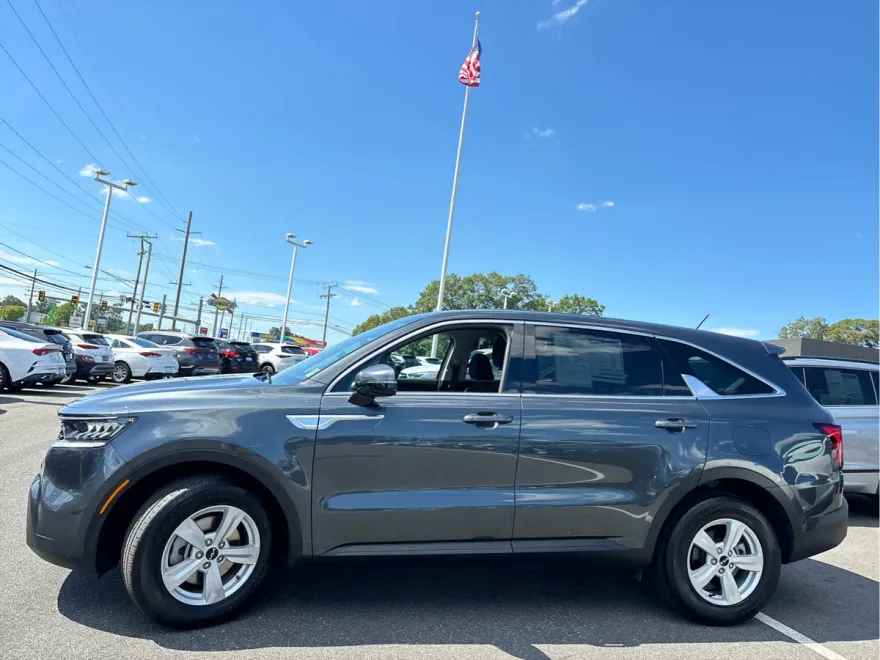 2023 Kia Sorento LX photo 1