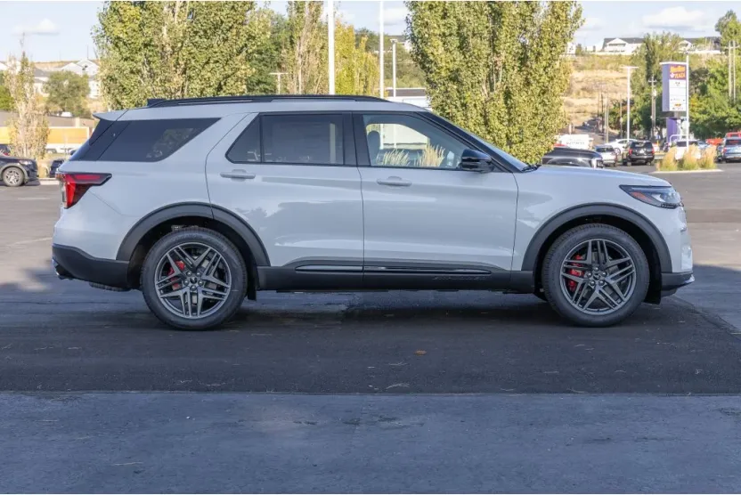 2025 Ford Explorer ST photo 1