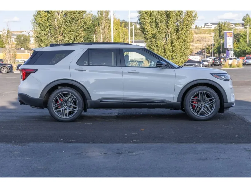 2025 Ford Explorer ST photo 1