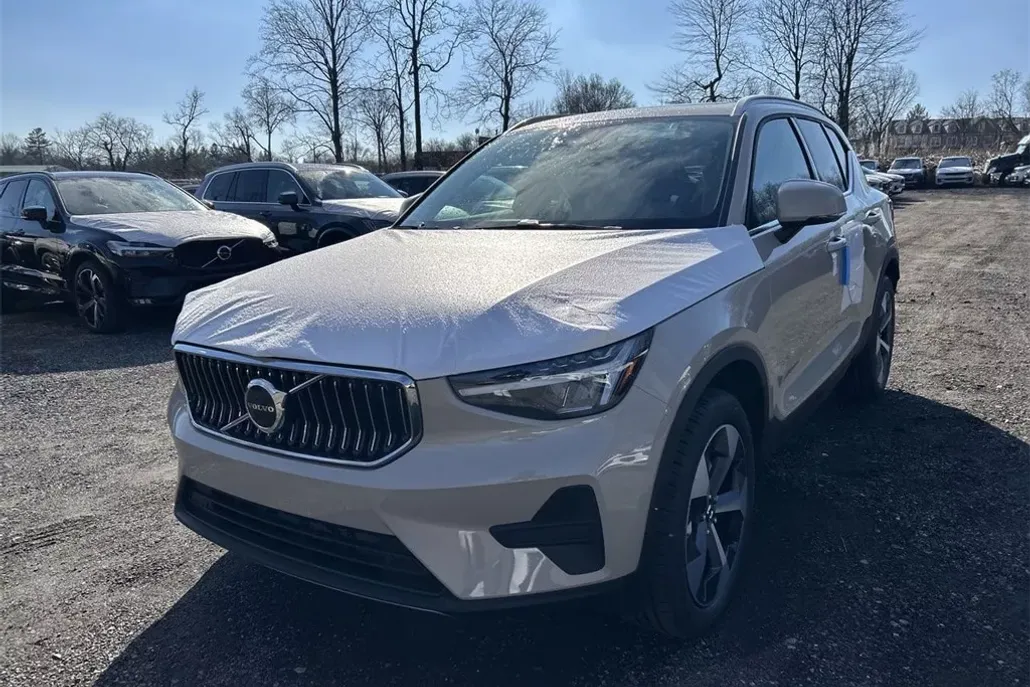 2025 Volvo XC40 Core photo 1
