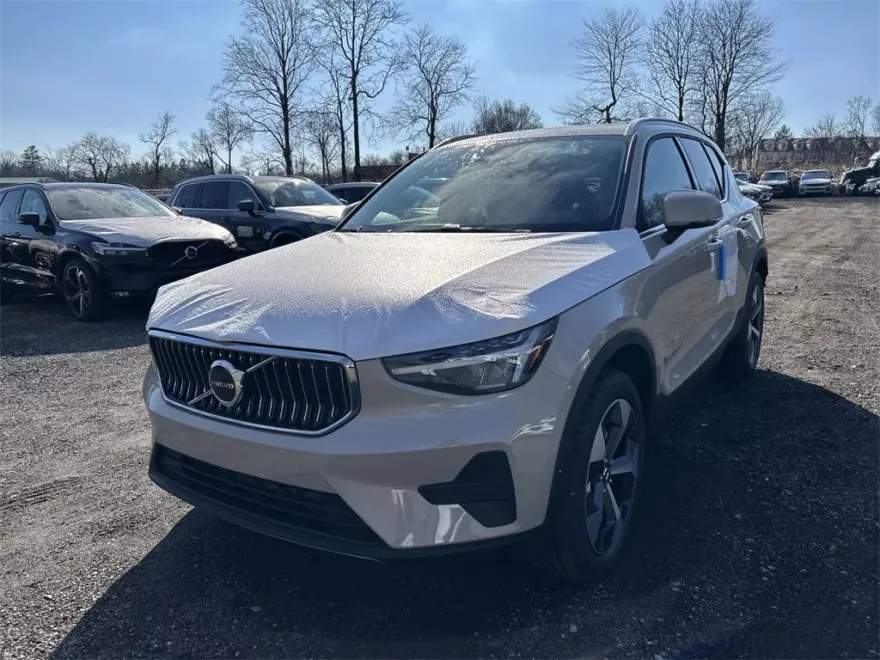 2025 Volvo XC40 Core photo 1