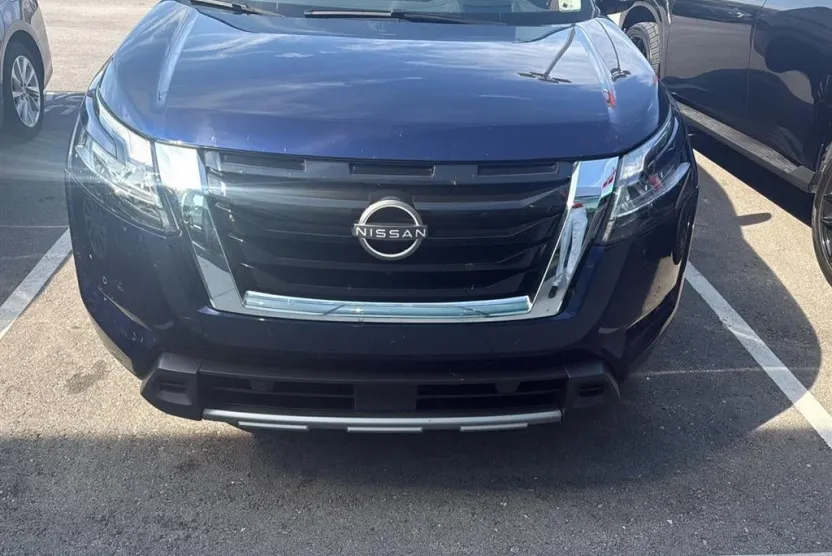 2023 Nissan Pathfinder Platinum photo 1