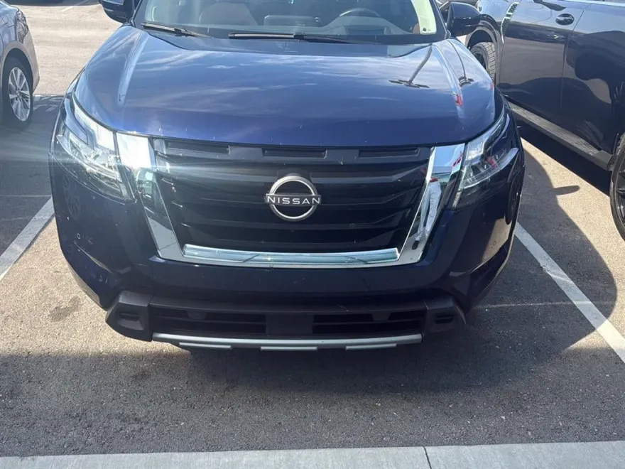 2023 Nissan Pathfinder Platinum photo 1