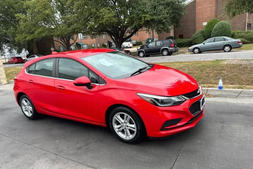 2017 Chevrolet Cruze LT photo 1