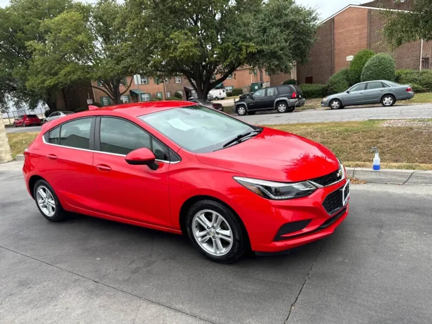 2017 Chevrolet Cruze LT photo 1