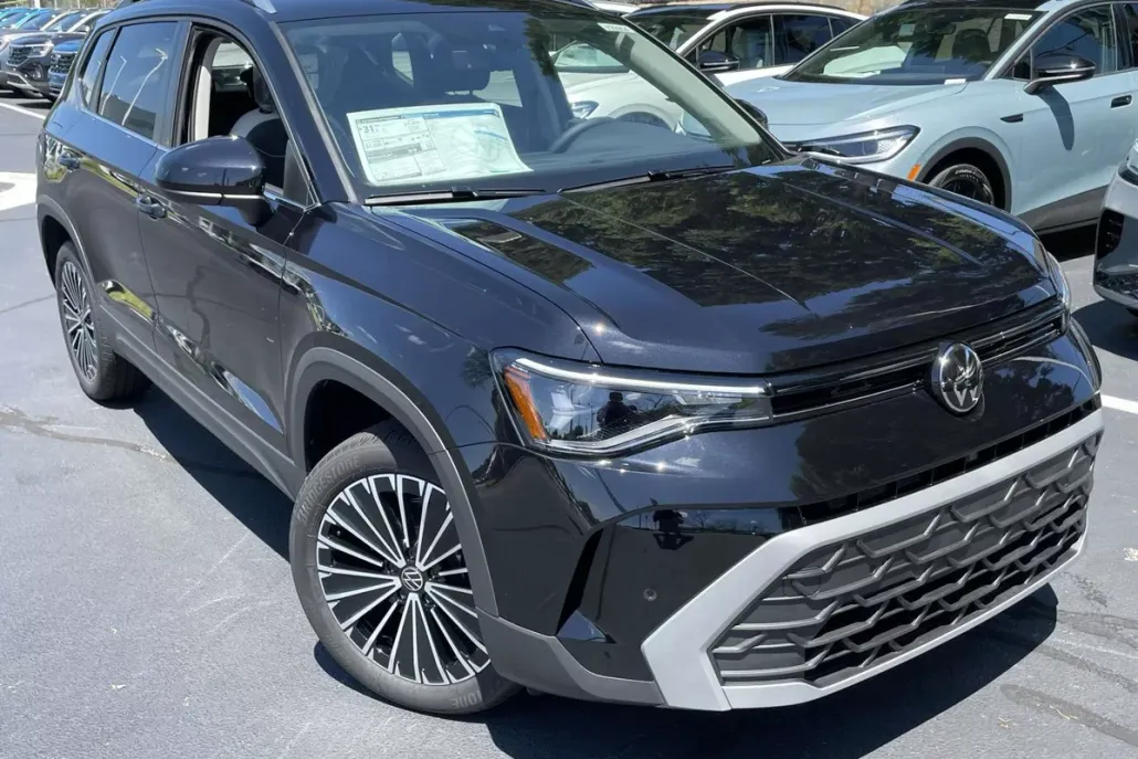 2025 Volkswagen Taos SE photo 1