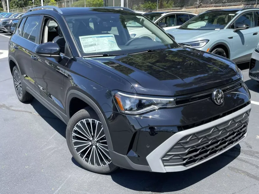 2025 Volkswagen Taos SE photo 1