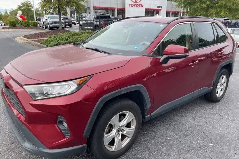 2020 Toyota RAV4 XLE photo 1