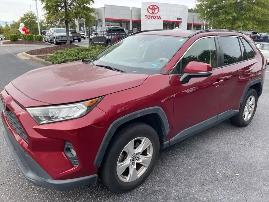 2020 Toyota RAV4 XLE photo 1