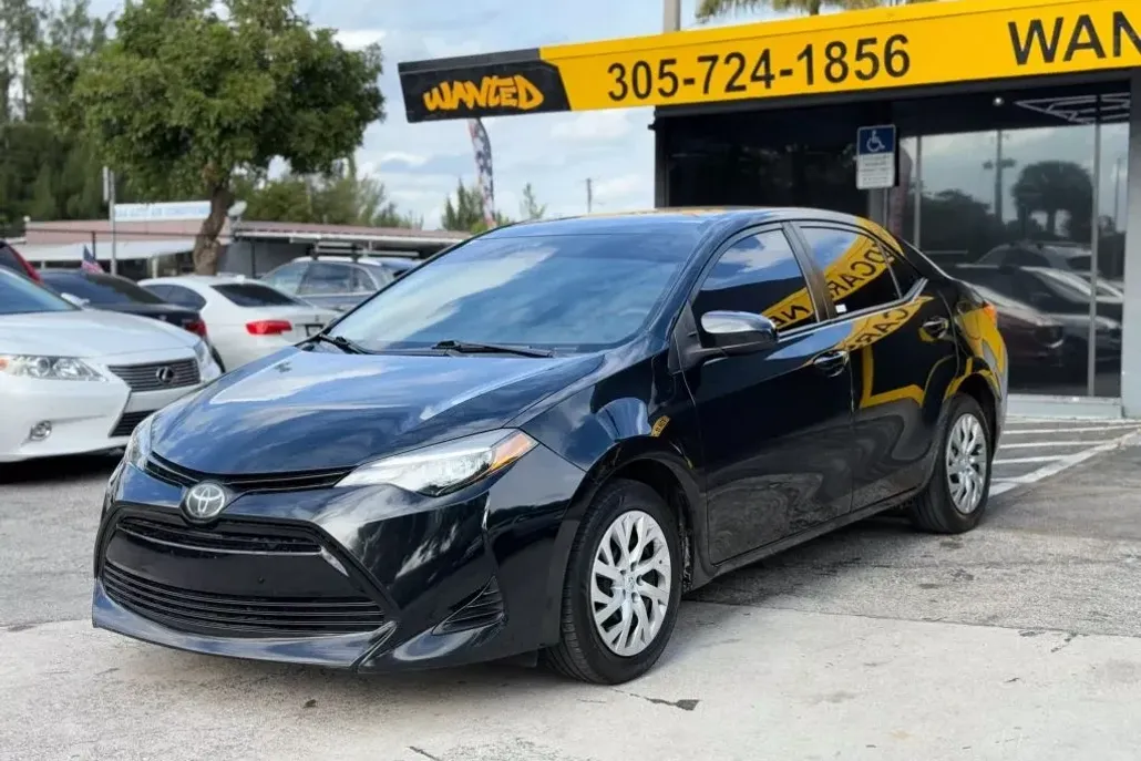2019 Toyota Corolla LE photo 1