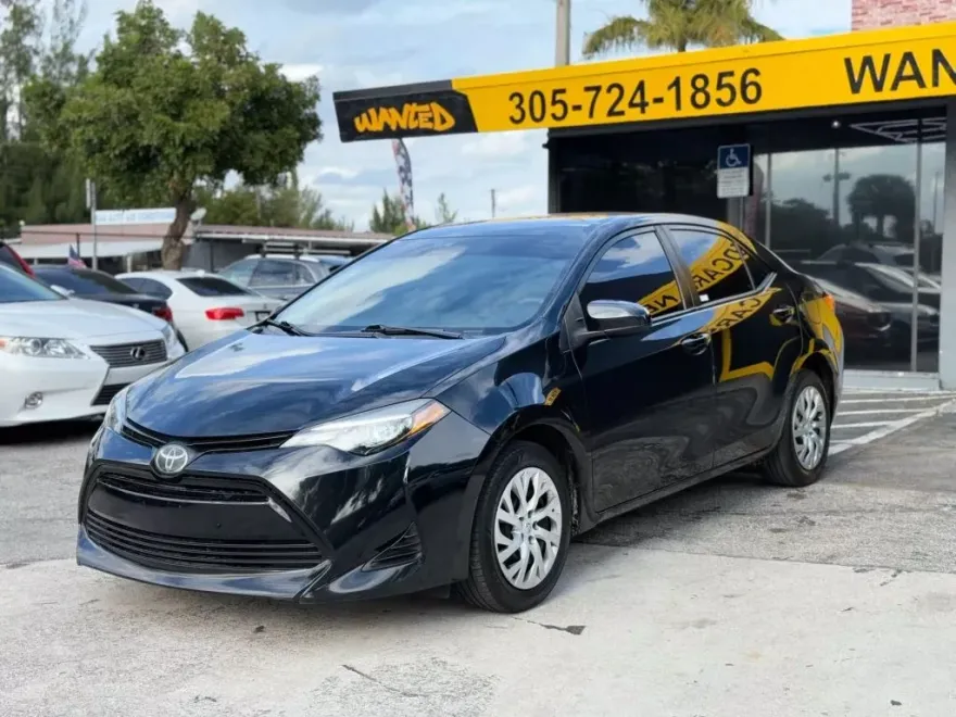 2019 Toyota Corolla LE photo 1