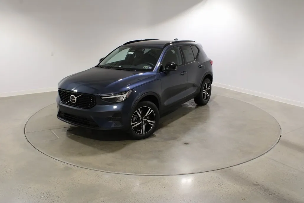 2026 Volvo XC40 Core photo 1