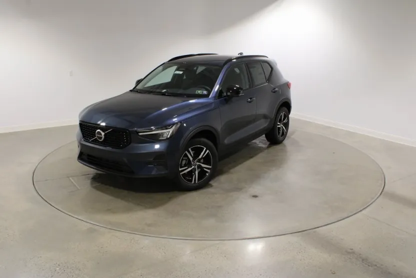 2026 Volvo XC40 Core photo 1