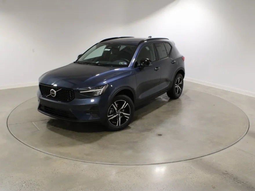 2026 Volvo XC40 Core photo 1
