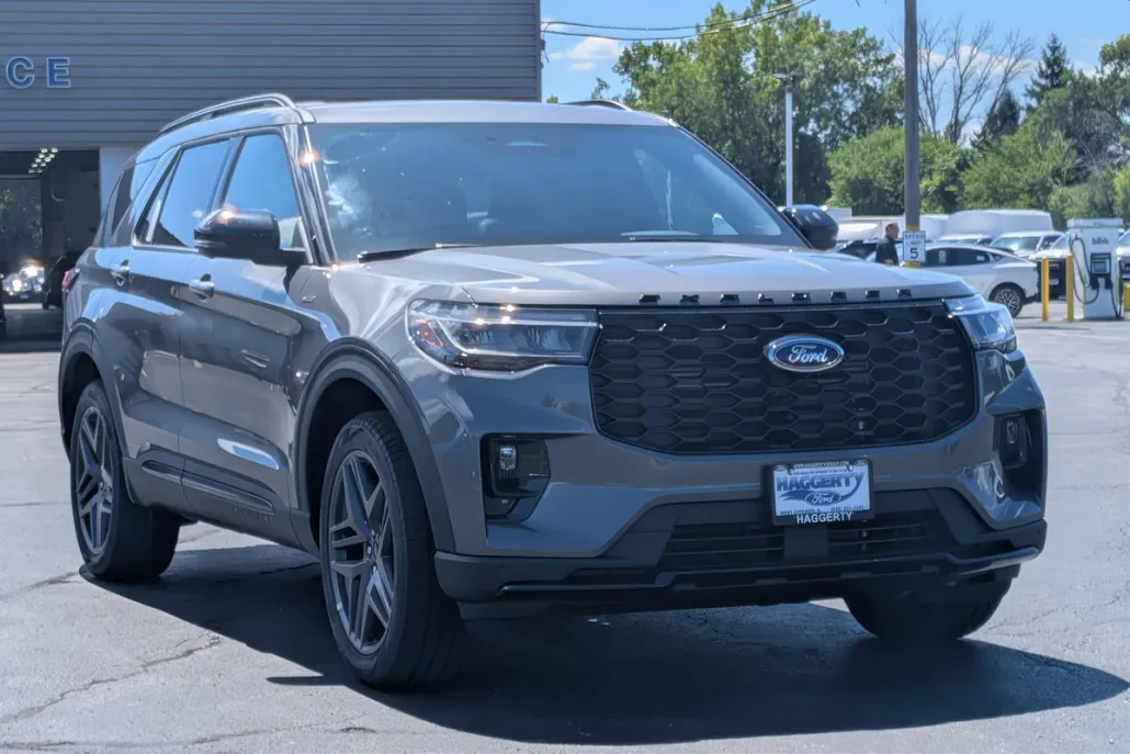 2025 Ford Explorer ST-Line photo 1