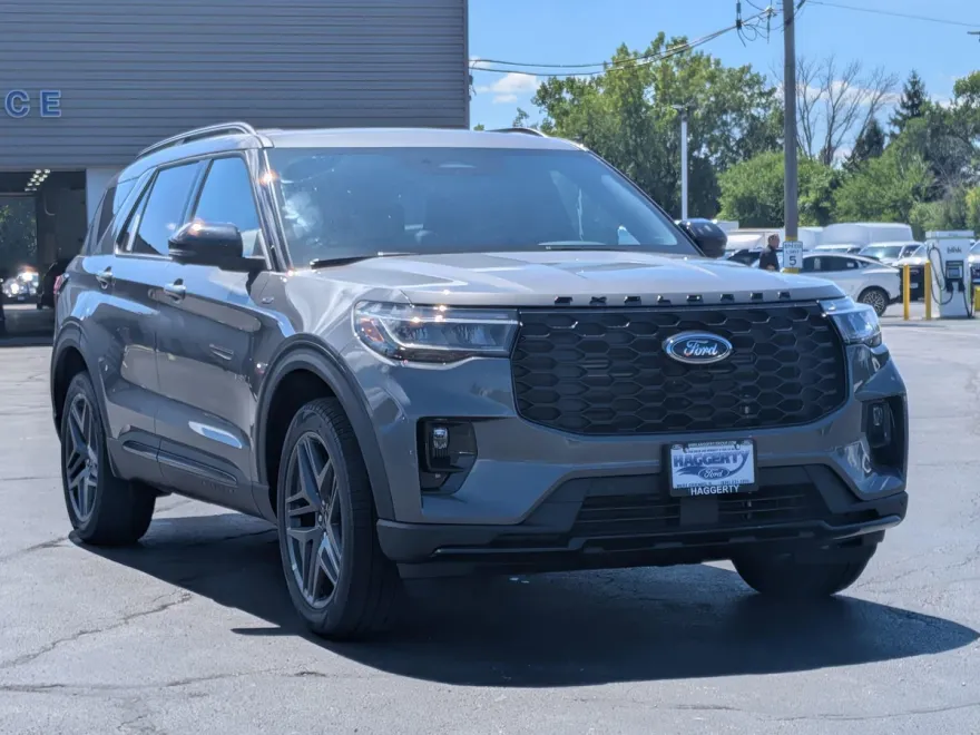 2025 Ford Explorer ST-Line photo 1