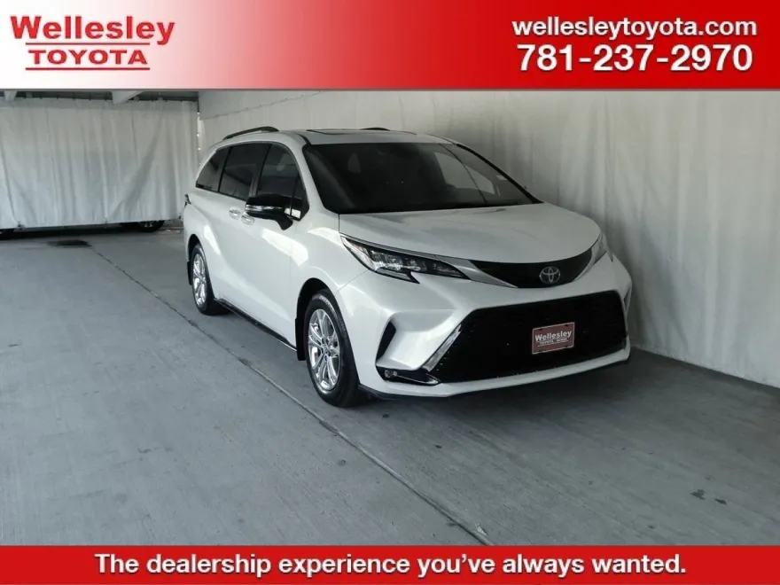 2023 Toyota Sienna photo 1