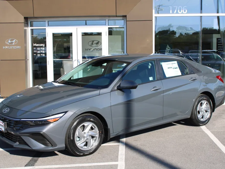 2025 Hyundai Elantra SE photo 1