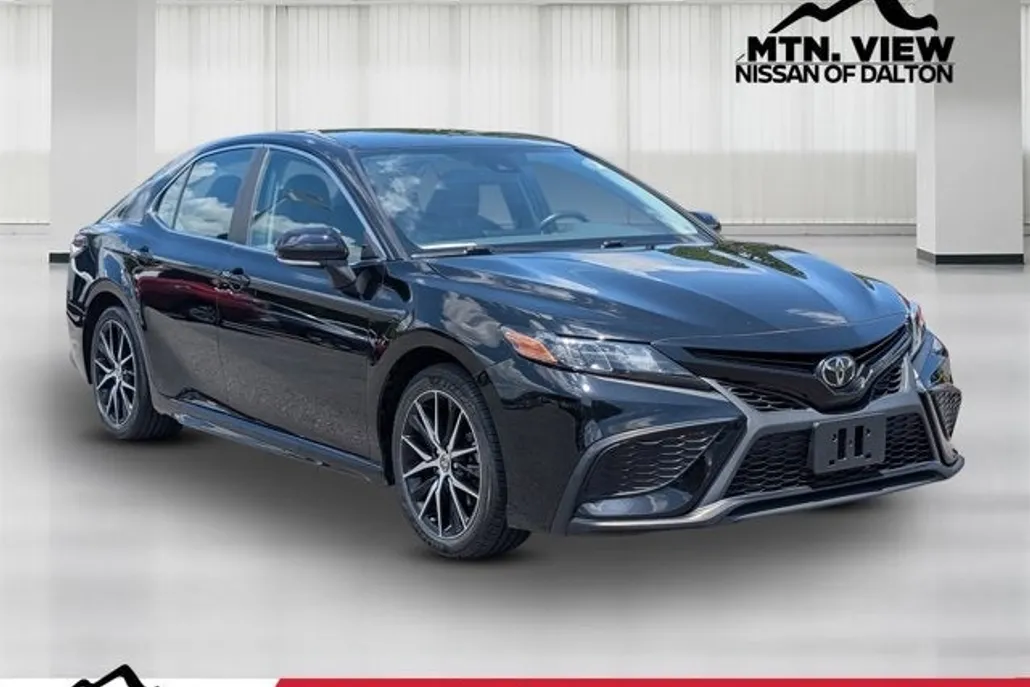 2022 Toyota Camry SE photo 1