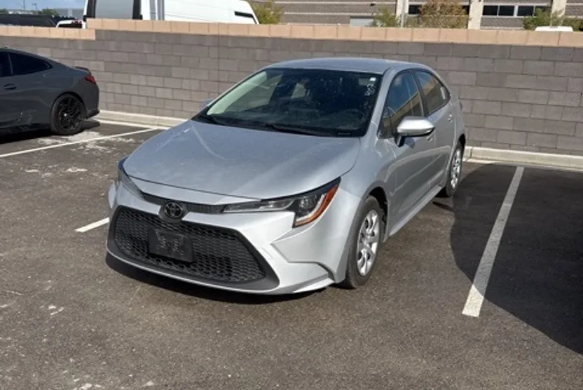 2022 Toyota Corolla LE photo 1