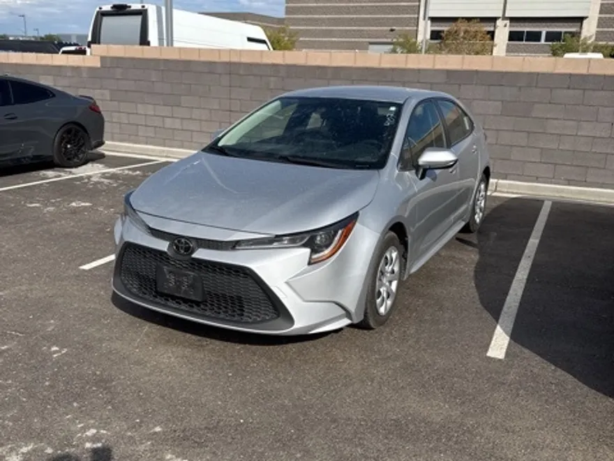 2022 Toyota Corolla LE photo 1