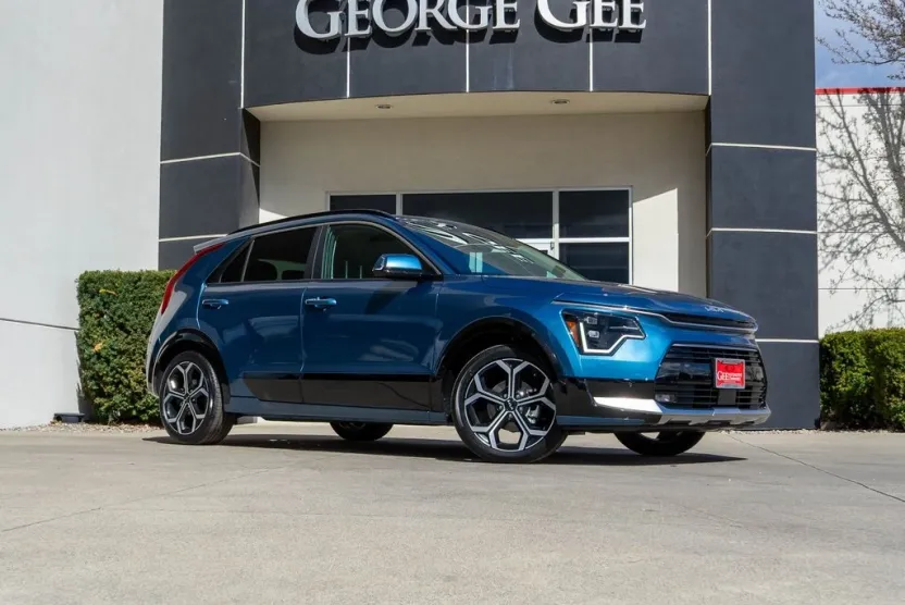 2025 Kia Niro SX Touring photo 1