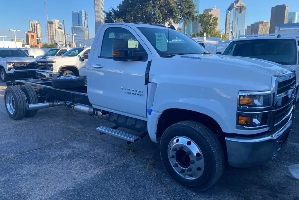 2024 Chevrolet Silverado 4500HD LT photo 1
