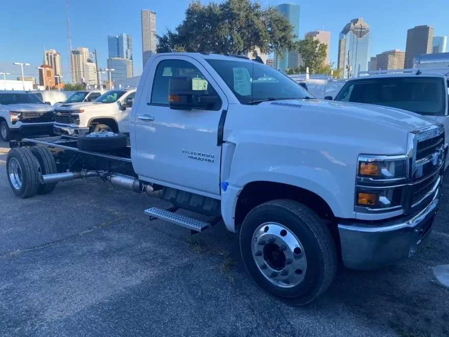 2024 Chevrolet Silverado 4500HD LT photo 1