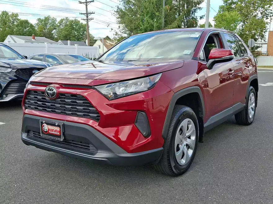 2022 Toyota RAV4 LE photo 1